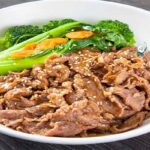 Daging sapi teriyaki autentik dari Sendok Sejagat dengan saus mengilap di piring.