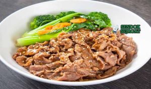 Daging sapi teriyaki autentik dari Sendok Sejagat dengan saus mengilap di piring.