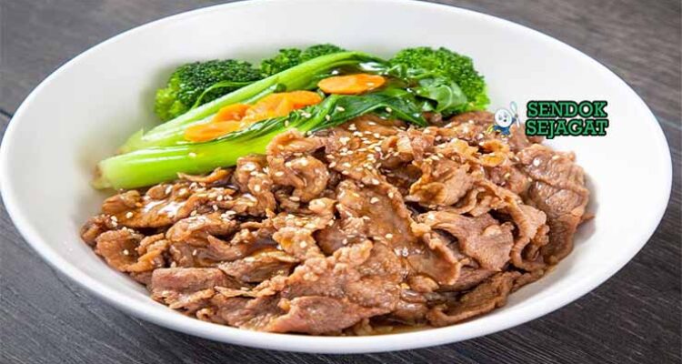 Daging sapi teriyaki autentik dari Sendok Sejagat dengan saus mengilap di piring.