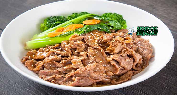 Daging sapi teriyaki autentik dari Sendok Sejagat dengan saus mengilap di piring.