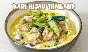 Green curry ayam siap saji dari Sendok Sejagat dengan nasi jasmine.