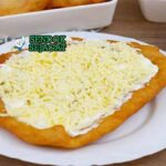 Hungarian lángos renyah dari Sendok Sejagat dengan krim asam.
