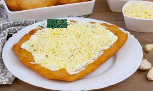 Hungarian lángos renyah dari Sendok Sejagat dengan krim asam.