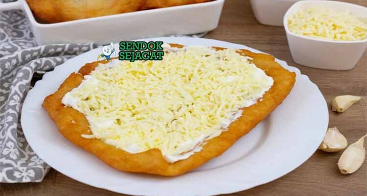 Hungarian lángos renyah dari Sendok Sejagat dengan krim asam.