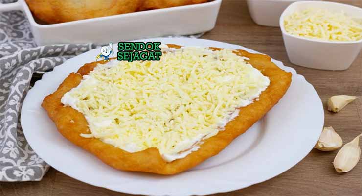 Hungarian lángos renyah dari Sendok Sejagat dengan krim asam.