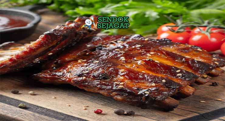 Iga Bakar Kecap khas Makassar dari Sendok Sejagat dengan bumbu smoky.