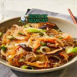 Korean Japchae gurih dari Sendok Sejagat dengan mie kaca dan sayuran.