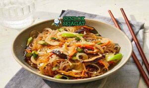 Korean Japchae gurih dari Sendok Sejagat dengan mie kaca dan sayuran.