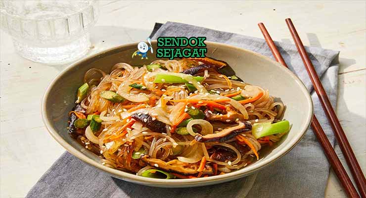 Korean Japchae gurih dari Sendok Sejagat dengan mie kaca dan sayuran.