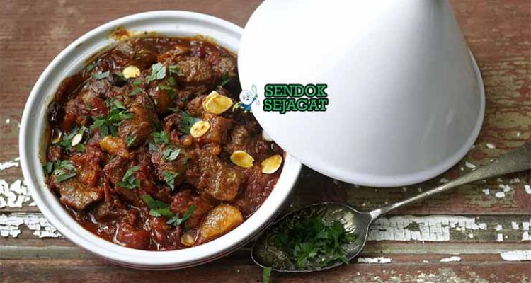 Lamb tagine autentik dari Sendok Sejagat dengan aprikot dan couscous.