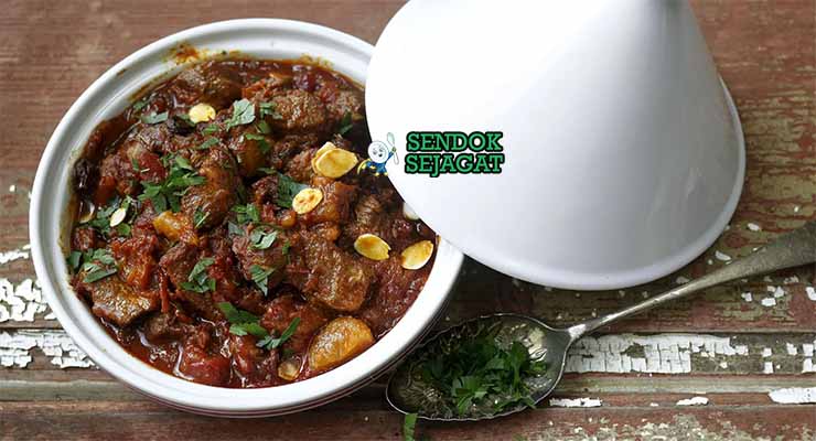 Lamb tagine autentik dari Sendok Sejagat dengan aprikot dan couscous.