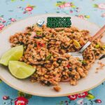 Laotian Larb Sendok Sejagat dengan rempah segar.