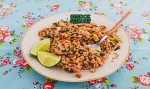 Laotian Larb Sendok Sejagat dengan rempah segar.