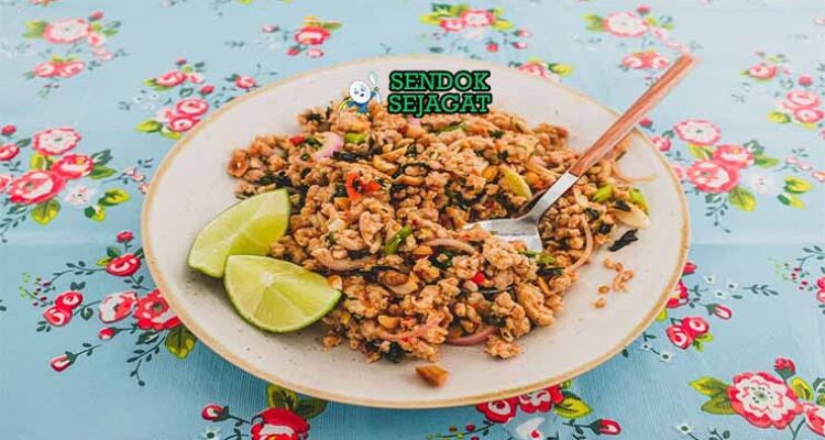 Laotian Larb Sendok Sejagat dengan rempah segar.