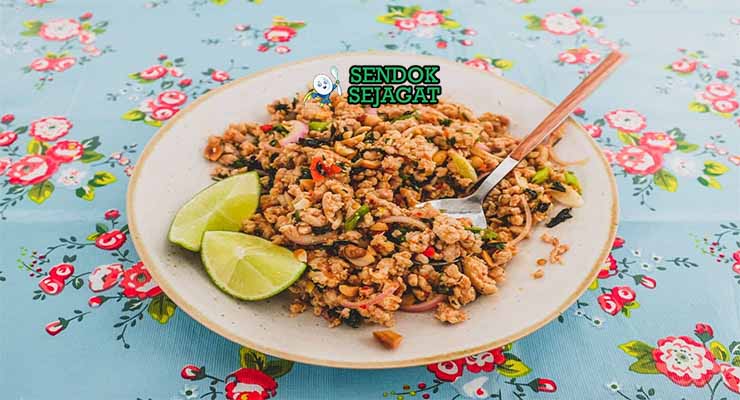 Laotian Larb Sendok Sejagat dengan rempah segar.