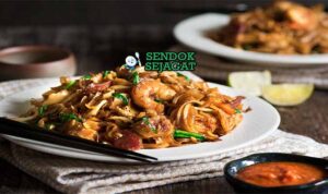 Malaysian Char Kway Teow smoky dari Sendok Sejagat dengan udang.