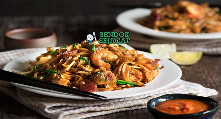 Malaysian Char Kway Teow smoky dari Sendok Sejagat dengan udang.