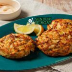 Maryland crab cakes renyah dari Sendok Sejagat dengan saus tartar.