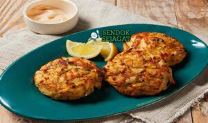 Maryland crab cakes renyah dari Sendok Sejagat dengan saus tartar.