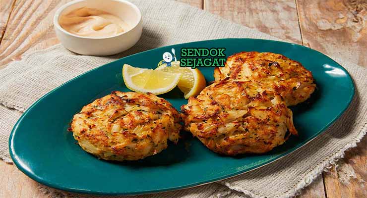 Maryland crab cakes renyah dari Sendok Sejagat dengan saus tartar.