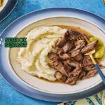 Mississippi pot roast autentik dari Sendok Sejagat dengan kuah kental di piring.