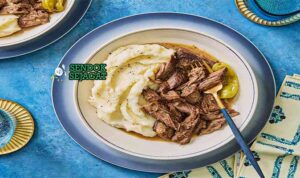 Mississippi pot roast autentik dari Sendok Sejagat dengan kuah kental di piring.