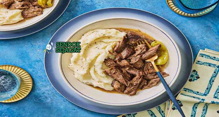Mississippi pot roast autentik dari Sendok Sejagat dengan kuah kental di piring.