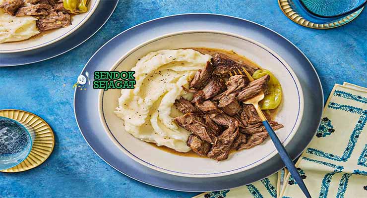 Mississippi pot roast autentik dari Sendok Sejagat dengan kuah kental di piring.
