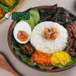 Nasi Krawu gurih dari Sendok Sejagat dengan daging suwir dan sambal.