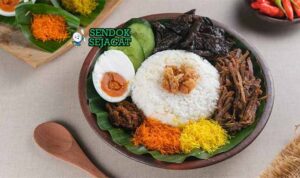 Nasi Krawu gurih dari Sendok Sejagat dengan daging suwir dan sambal.