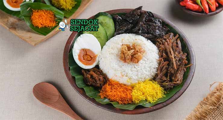 Nasi Krawu gurih dari Sendok Sejagat dengan daging suwir dan sambal.