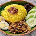 Nasi kuning Manado autentik dari Sendok Sejagat dengan ikan rica dan pelengkap.