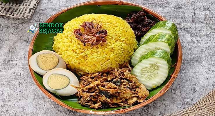 Nasi kuning Manado autentik dari Sendok Sejagat dengan ikan rica dan pelengkap.