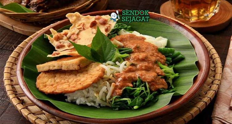 Nasi Pecel Khas Jawa Timur dari Sendok Sejagat dengan sambal kacang.