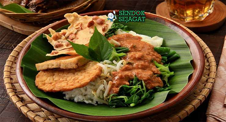 Nasi Pecel Khas Jawa Timur dari Sendok Sejagat dengan sambal kacang.
