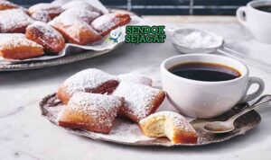 New Orleans beignets renyah dari Sendok Sejagat dengan gula halus.