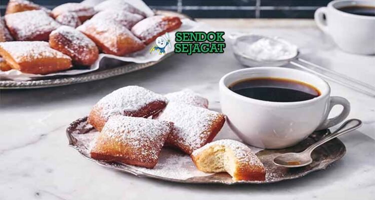 New Orleans beignets renyah dari Sendok Sejagat dengan gula halus.
