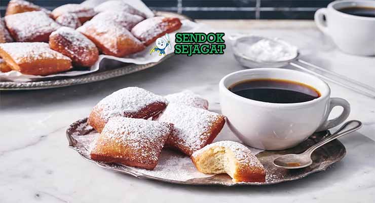 New Orleans beignets renyah dari Sendok Sejagat dengan gula halus.