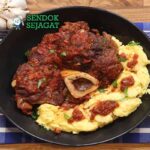 Osso buco autentik dari Sendok Sejagat dengan kuah tomat dan gremolata.