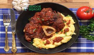 Osso buco autentik dari Sendok Sejagat dengan kuah tomat dan gremolata.