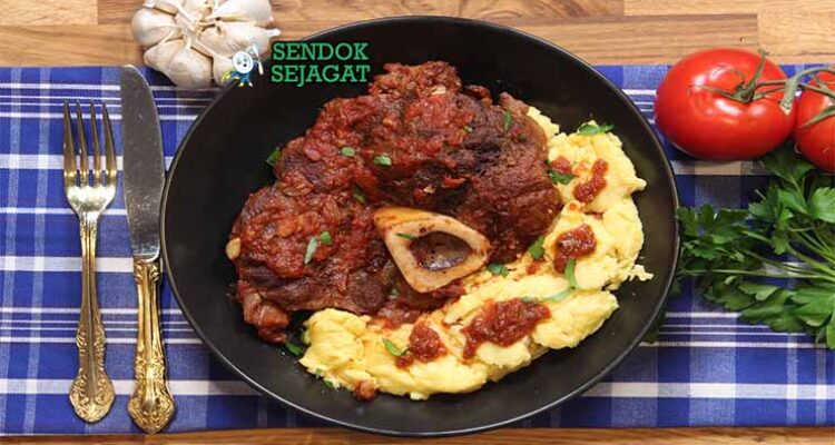 Osso buco autentik dari Sendok Sejagat dengan kuah tomat dan gremolata.