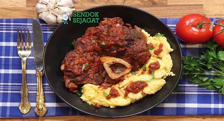 Osso buco autentik dari Sendok Sejagat dengan kuah tomat dan gremolata.