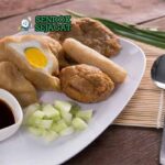 Pempek Palembang gurih dari Sendok Sejagat dengan kuah cuko.