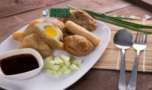 Pempek Palembang gurih dari Sendok Sejagat dengan kuah cuko.