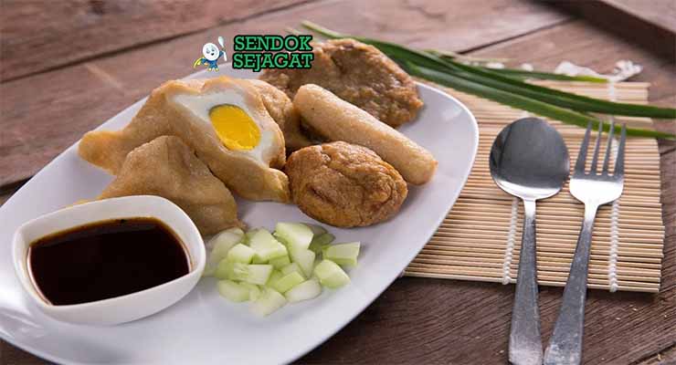 Pempek Palembang gurih dari Sendok Sejagat dengan kuah cuko.