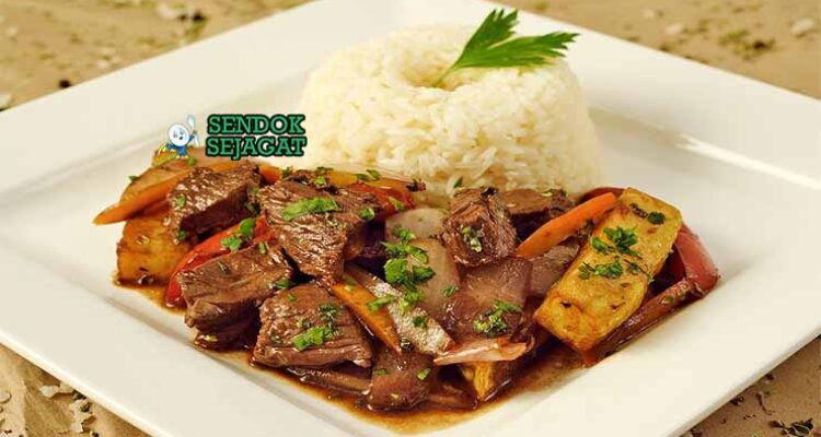 Peruvian lomo saltado juicy dari Sendok Sejagat dengan kentang goreng.