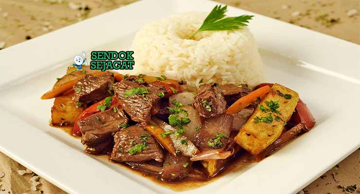 Peruvian lomo saltado juicy dari Sendok Sejagat dengan kentang goreng.