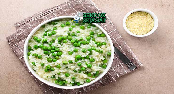 Risi e Bisi lembut dari Sendok Sejagat dengan kacang polong.