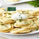 Russian Pelmeni Sendok Sejagat dengan krim asam.