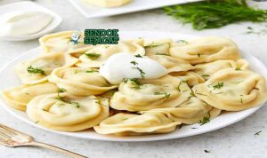 Russian Pelmeni Sendok Sejagat dengan krim asam.